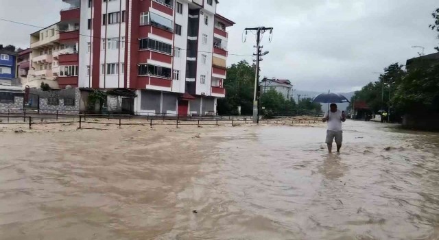 Gökçebeyde dere taştı, yollar su altında kaldı