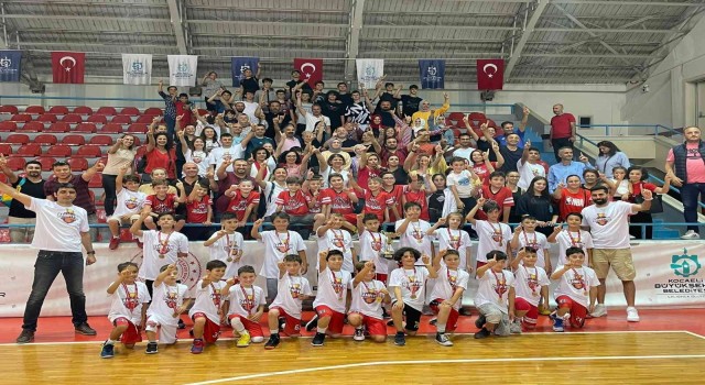 Gölcük Belediyespor U-10 Basketbol Takımı şampiyon oldu
