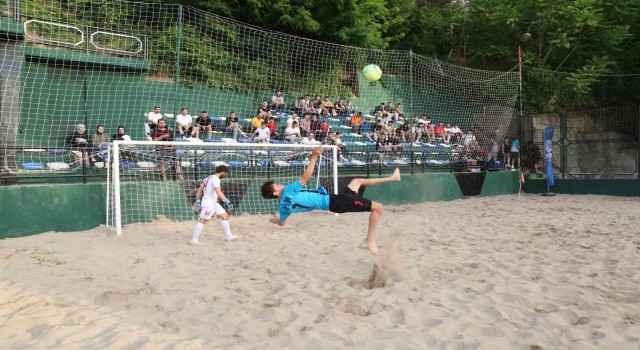 Gölcükte kum futbol heyecanı başladı