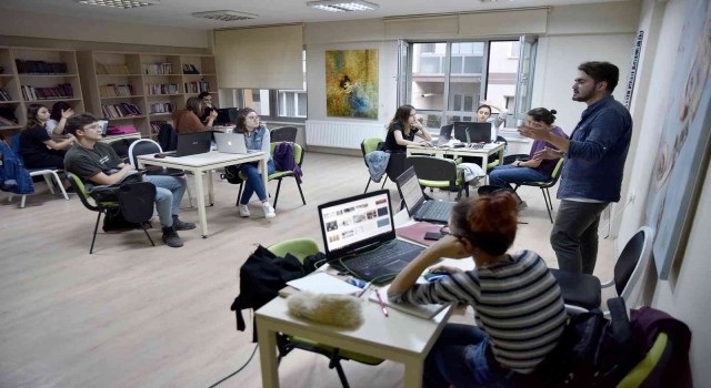 Gönüllü eğitmenler gençlere bilgi ve birikimlerini aktarıyor