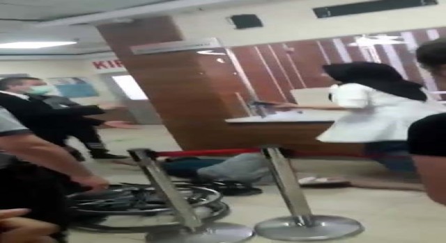 Görevlilerle tartışıp sandalyeyi fırlattı, Hastaneyi başınıza yıkarım diyerek tehditler savurdu
