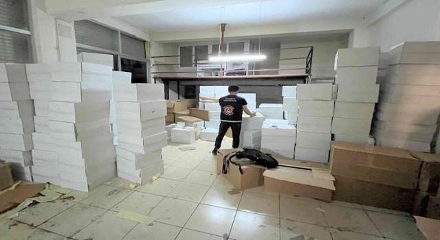 Gümrük muhafaza ekiplerinden İzmirde kaçak sigara üreticilerine büyük darbe