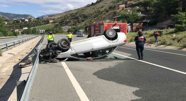 Gümüşhanede lastiği patlayan otomobil takla attı: 2 yaralı