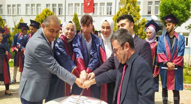 Güründe mezuniyet coşkusu