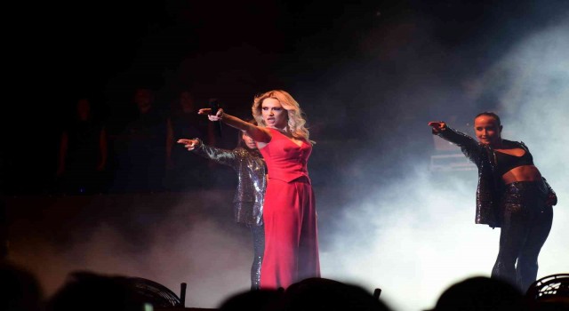 Hadise Bursalıları coşturdu