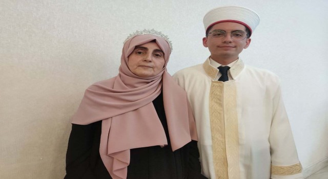 Hafızlıklarını tamamlayan anne-oğul icazet belgelerini birlikte aldı