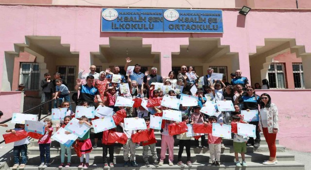 Hakkari polisi miniklerin karne heyecanına ortak oldu