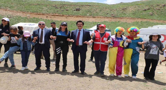 Hakkaride 2800 rakımda halaylı karne şenliği