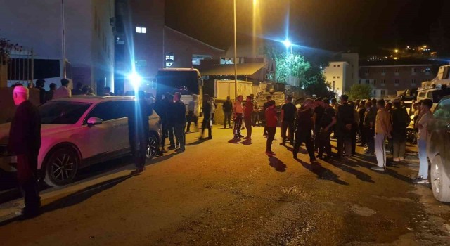Hakkaride bıçaklı kavga: 1 ölü