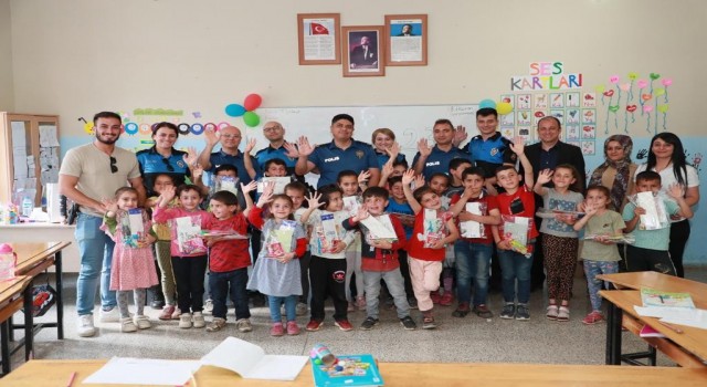 Hakkaride polis abla ve abilerine yaz tatilinde günde 1 saat okuma sözü verdiler