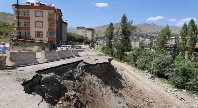 Hakkaride sanayi yolunda istinat duvarı çalışması