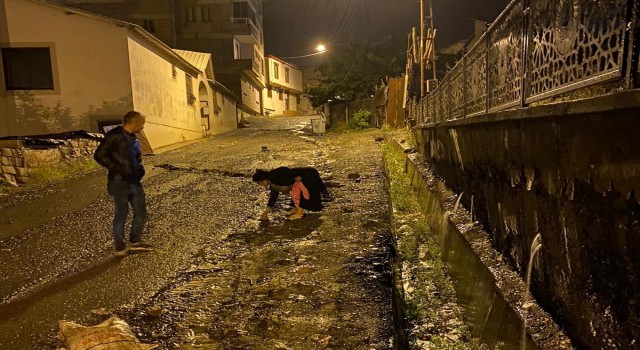 Hakkarideki su taşkını korkuttu