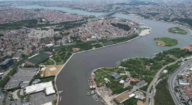 Haliçte su kahverengiye döndü