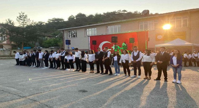Hanönü de öğrenciler mezuniyet coşkusu yaşadı