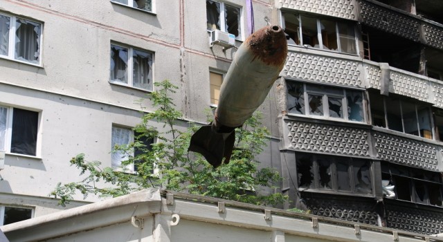 Harkovda 9 katlı binanın çatısındaki bomba vinçle çıkarıldı