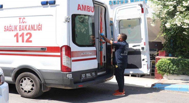 Havuz başında ayağı kayan turist yaralandı
