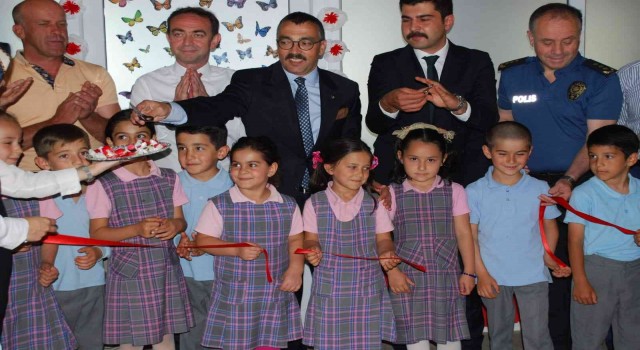Hayırseverlerden İsaören okuluna kütüphane