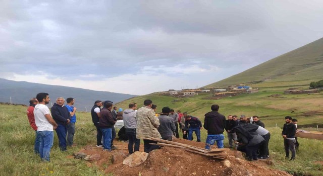 Hayvanlarını otlatırken sara krizi geçirerek vefat eden kişi gözyaşları içinde toprağa verildi