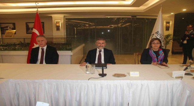 Hazine ve Maliye Bakanı Nebatiden Gaziantep Büyükşehir Belediyesini ziyaret