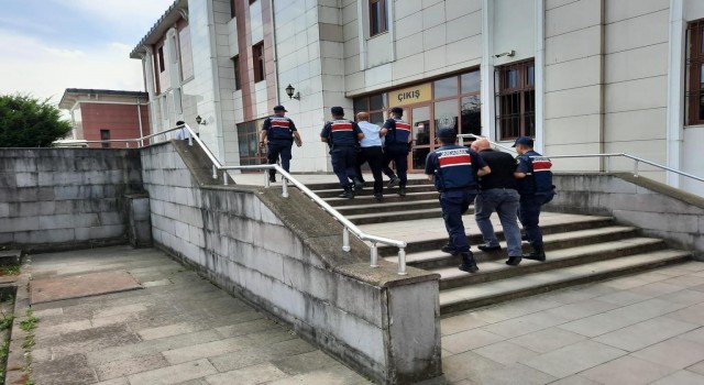Hem arkadaşını hem kendini yakalattı