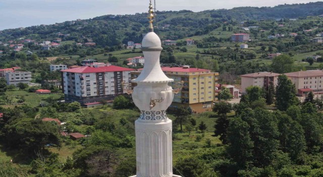 Hem mimarisiyle hem de minaresiyle ilgi çekiyor