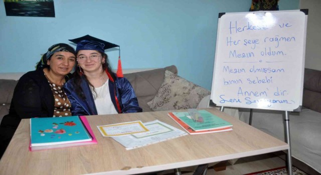 Herkes okumayacak dedi, annesinin 12 yıllık desteğiyle mezun oldu