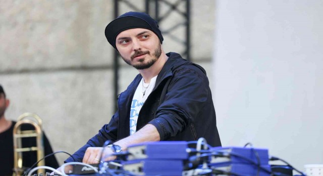 Hey! Douglas, Cuma İş Çıkışı İzmir Kültürparkta sahne alacak