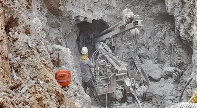 Hindistanda kuyuya düşen çocuk 104 saat sonra kurtarıldı