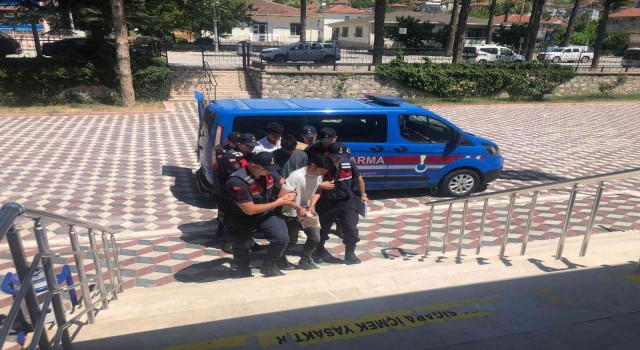 Hırsızlığa karışan 3 kişiden 2si tutuklandı