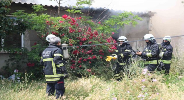 Hurdalıkta çıkan yangın itfaiye ekiplerince söndürüldü