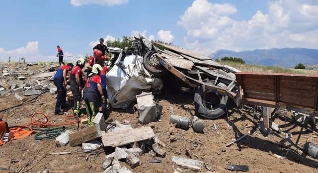 Hurdaya dönen tırdan şans eseri kurtuldu
