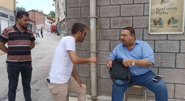 İçerisinde döviz olan çanta bulan gazeteci sahibine teslim etti