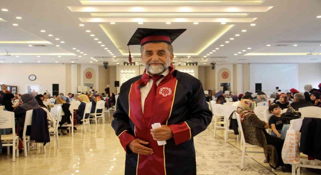 İçindeki öğrencilik aşkı bitmedi: 62 yaşında mezun oldu