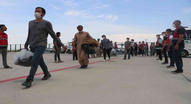 Iğdırda 8 günde bin 237 Afgan göçmen uçak ile ülkelerine gönderildi