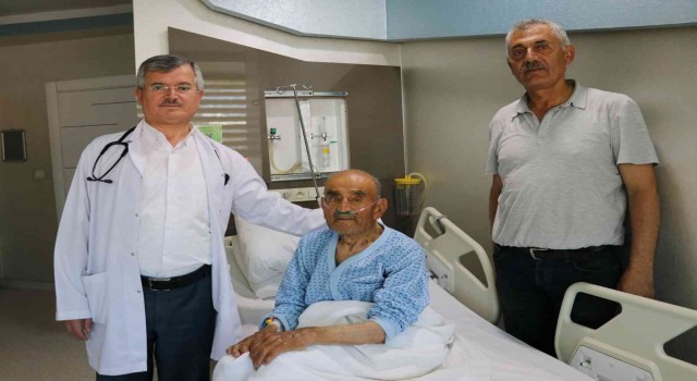 İki ana damarı kapalı olan 104 yaşındaki hasta, anjiyo ile sağlığına kavuştu