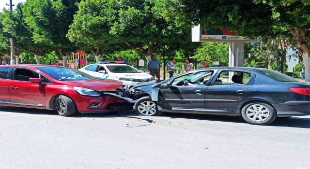 İki araç kafa kafaya çarpıştı, polisi gören sürücü olay yerinden kaçtı: 1 yaralı