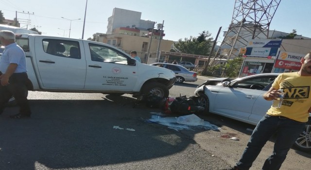 İki araç ve motosikletin karıştığı kazada 1 kişi yaralandı