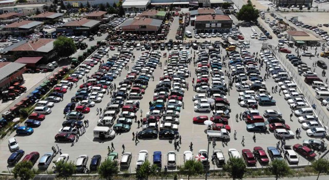 İkinci el oto pazarında bayram hareketliliği başladı