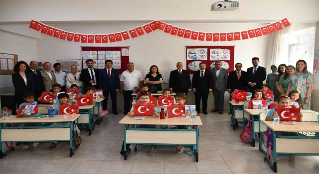 İlkokul öğrencileri karnelerini Vali Yıldırımdan aldı