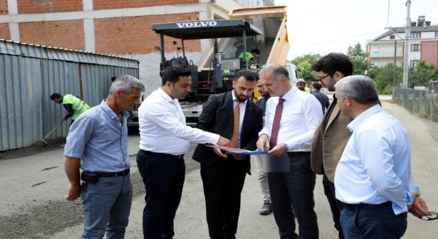 İnegöl Cerrah Mahallesinde 12 sokakta yol kaplama çalışmaları yapılıyor
