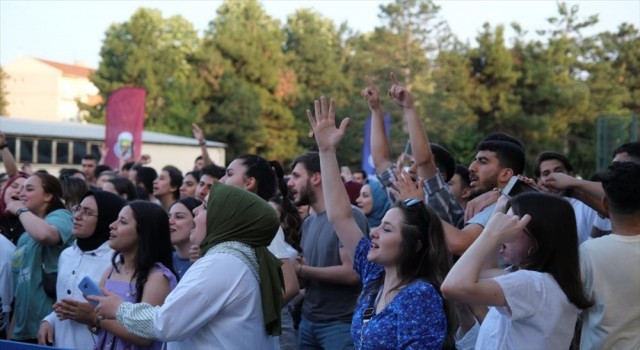 İnegölde üniversite öğrencileri Anıl Can ile coştu