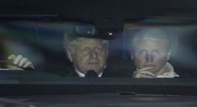İngiltere Başbakanı Johnson koltuğunu korudu
