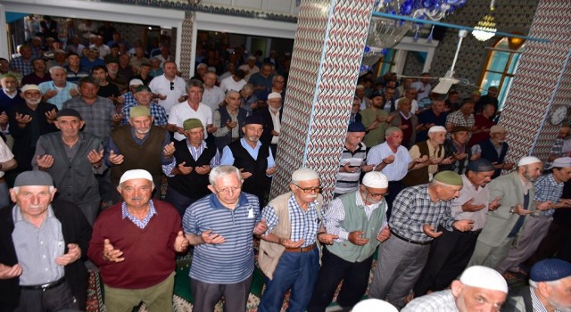 İnönüde 2 bin kişi yağmur duası için bir araya geldi