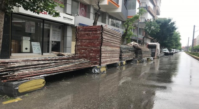 İskele demirleri hem sürücüleri hem vatandaşları tehdit ediyor