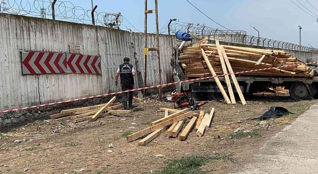 İskenderunda freni boşalan kamyonet duvara çarptı, sürücü hayatını kaybetti