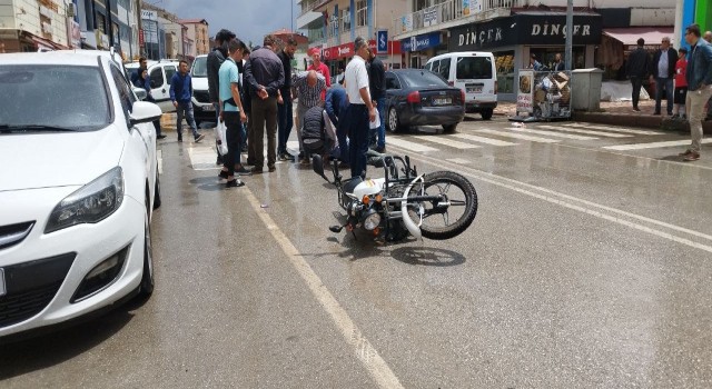 Islak zeminde kayan motosiklet yayaya çarptı