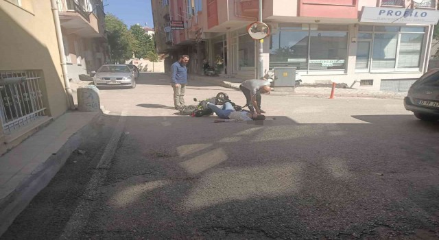 Ispartada araç ve elektrikli bisiklet çarpıştı: O anlar kamerada
