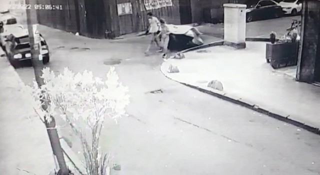 İstanbulda “çekçek” ile motosiklet çalan hırsızlar kamerada