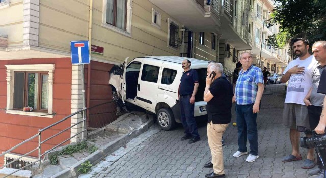 İstanbulda dehşet anları: Araç eve daldı, ikiz çocuklar ve kardeşi yaralandı