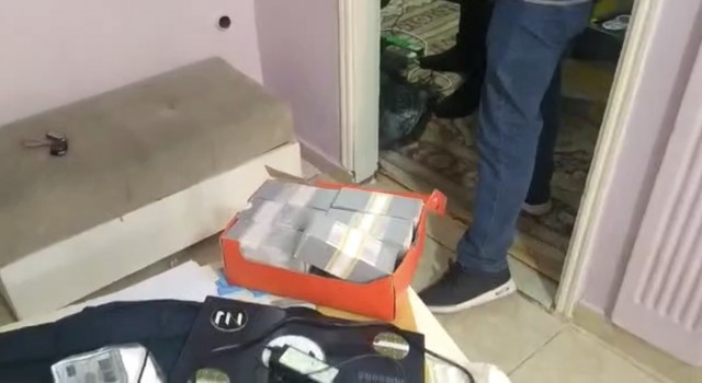 İstanbulda film gibi olay: İş adamını dolandıran solüsyonlu döviz çetesi çökertildi